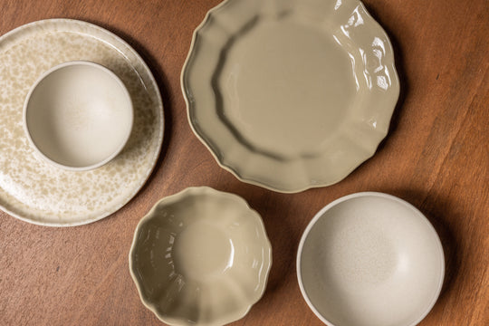 Serviesset olijfgroen met beige en wit van Mimo Homeware in Japandi stijl.