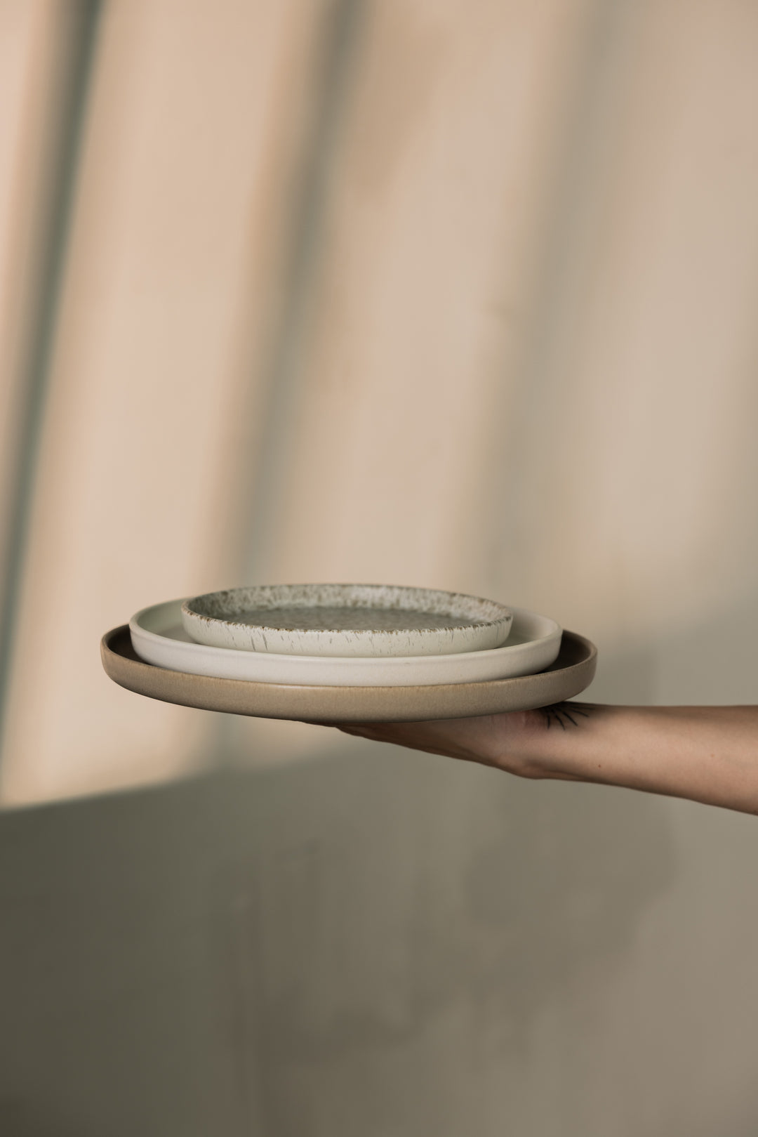 Japandi serviesset van Mimo Homeware, bruin en beige tinten voor een minimalistisch interieur.