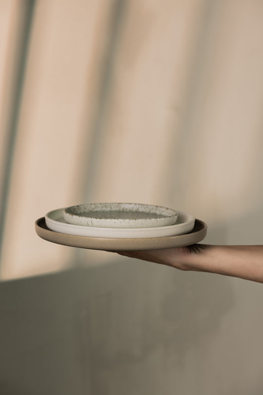 Japandi serviesset van Mimo Homeware, bruin en beige tinten voor een minimalistisch interieur.