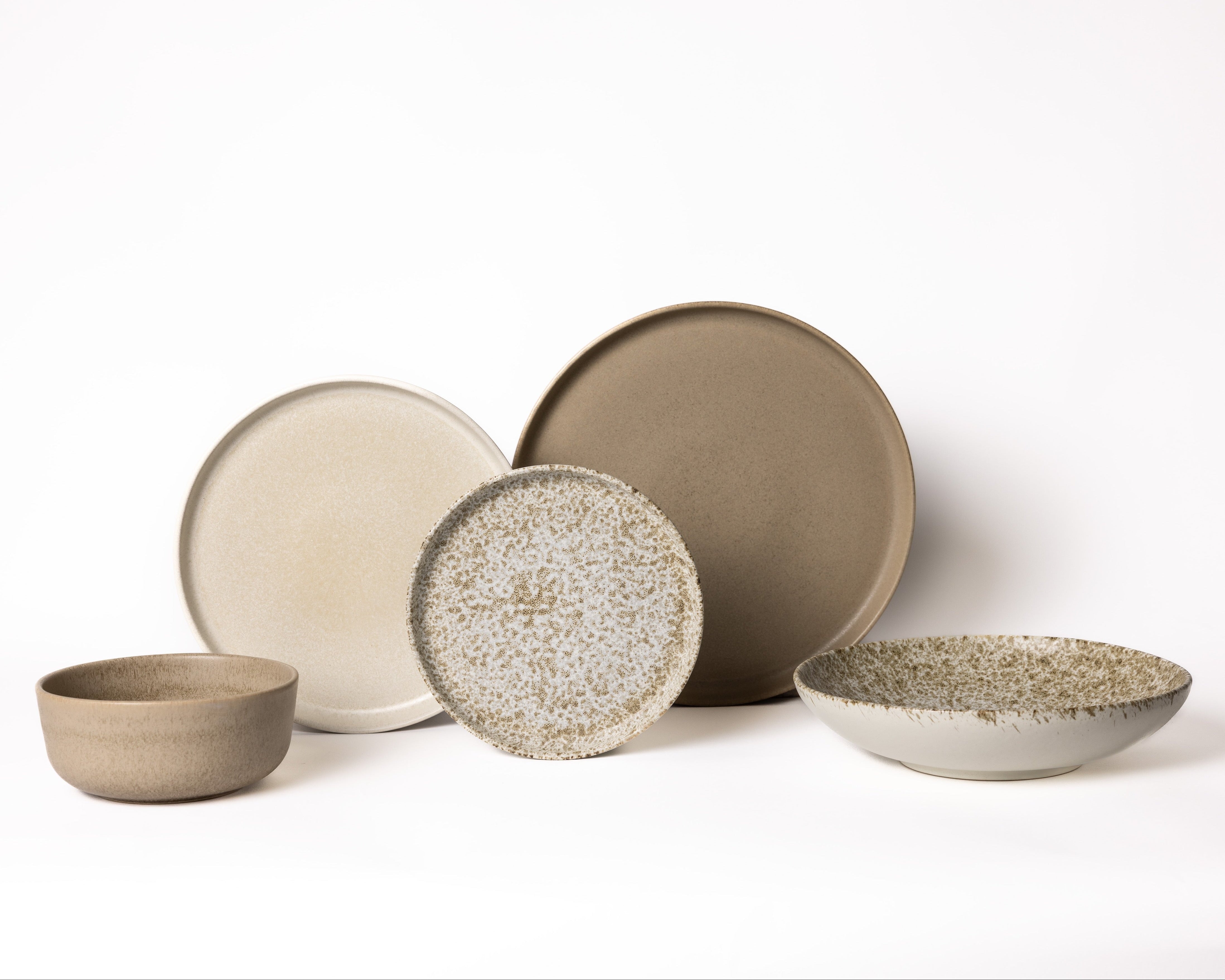 Bruin en beige mat servies van Mimo Homeware, matte borden in Japandi stijl