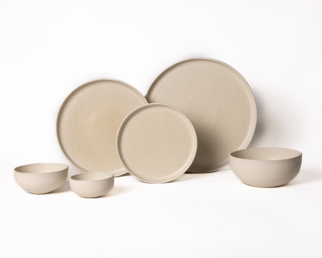Modern servies in ivoorwit met crème tinten, witte serviesset van Mimo Homeware.
