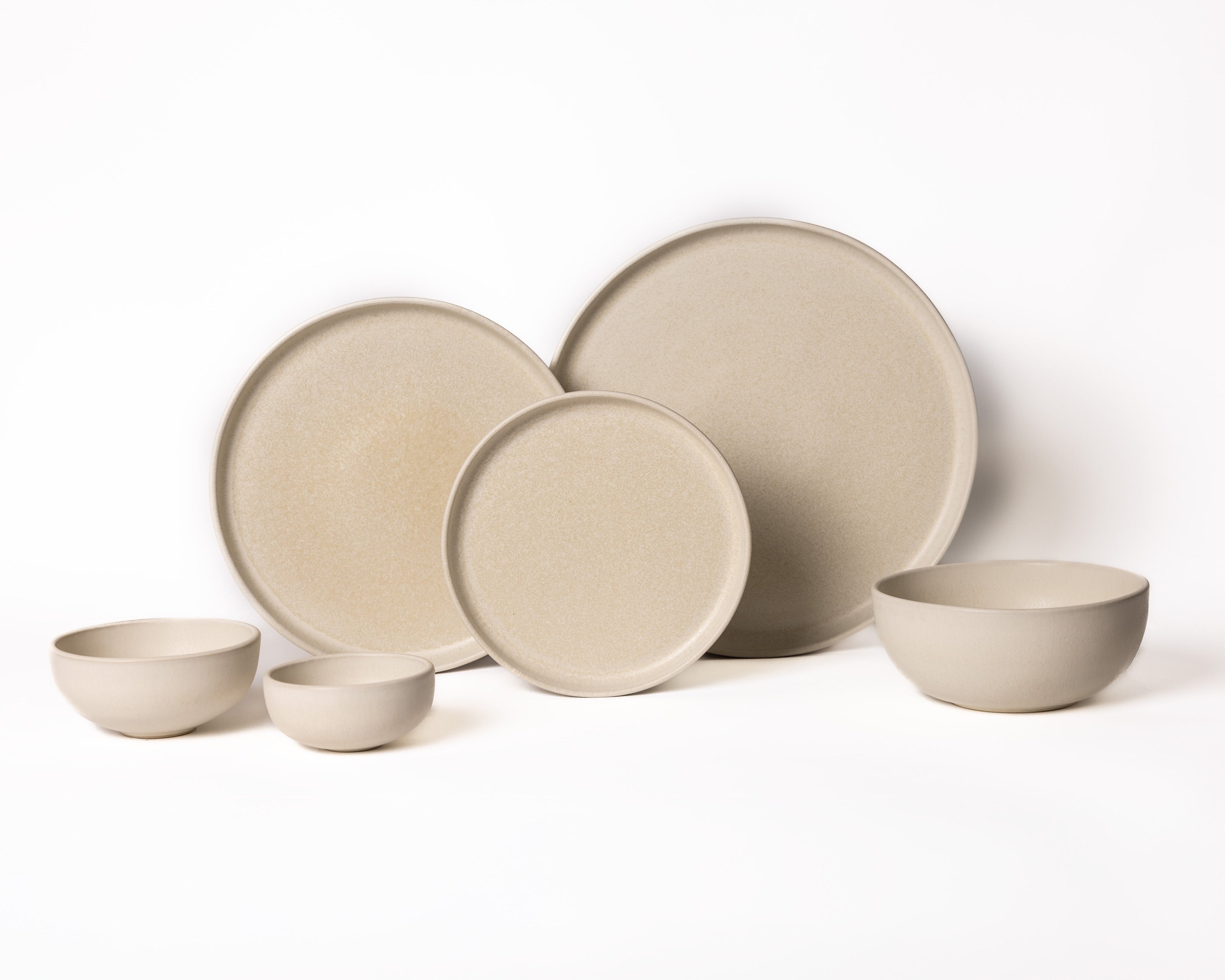Modern servies in ivoorwit met crème tinten, witte serviesset van Mimo Homeware.