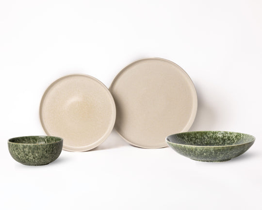 Serviesset van Mimo Homeware in ivoorwit en donkergroen, zomers servies in natuurlijke kleuren.