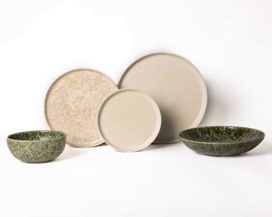 Serviesset in donkergroen, wit en crème van Mimo Homeware. Portugees servies in moderne stijl.