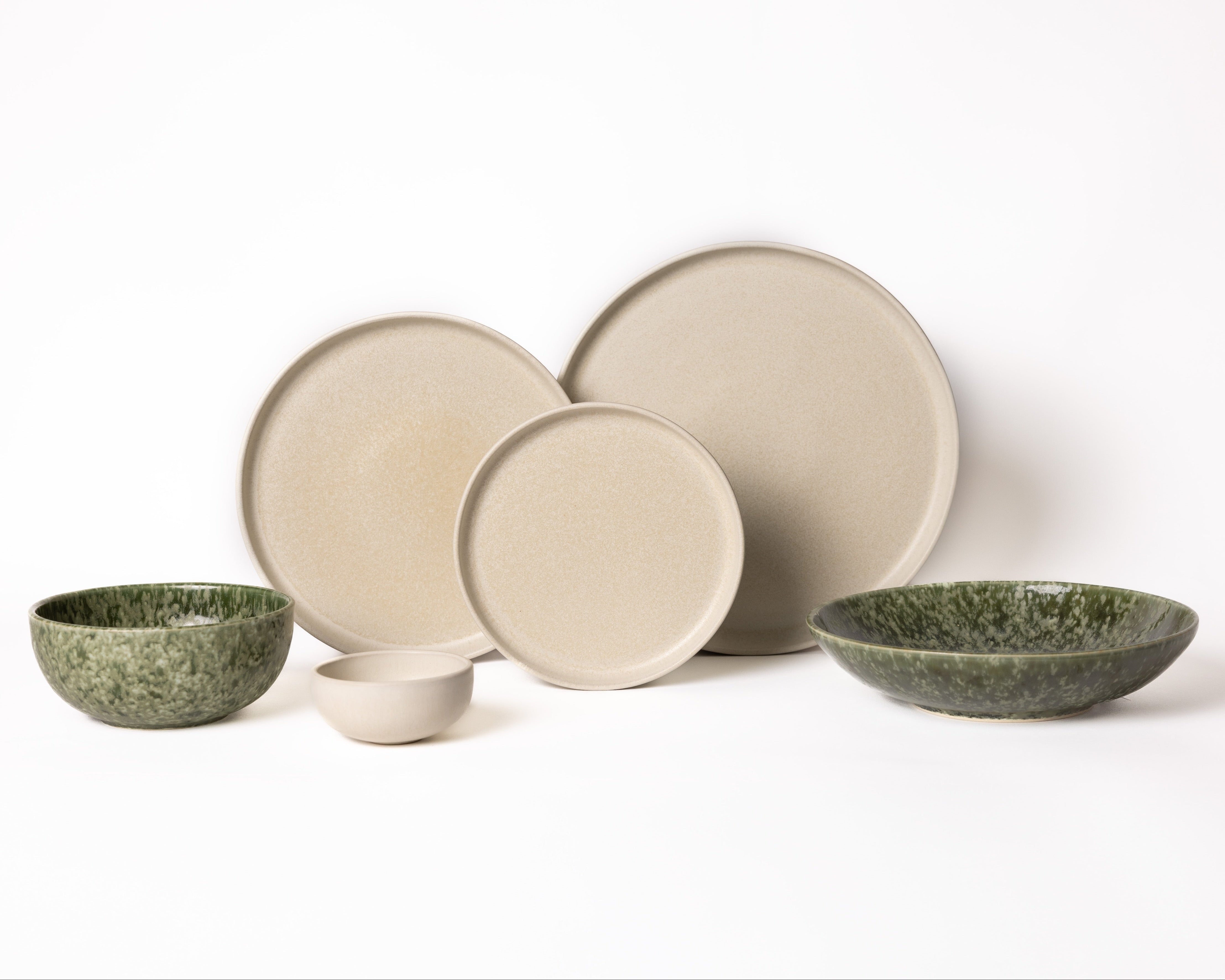 Serviesset donkergroen met wit in moderne stijl van Mimo Homeware.