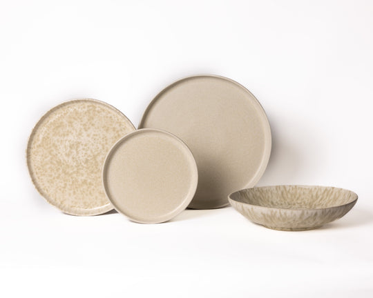 Wit met beige serviesset van Mimo Homeware in Japandi stijl.
