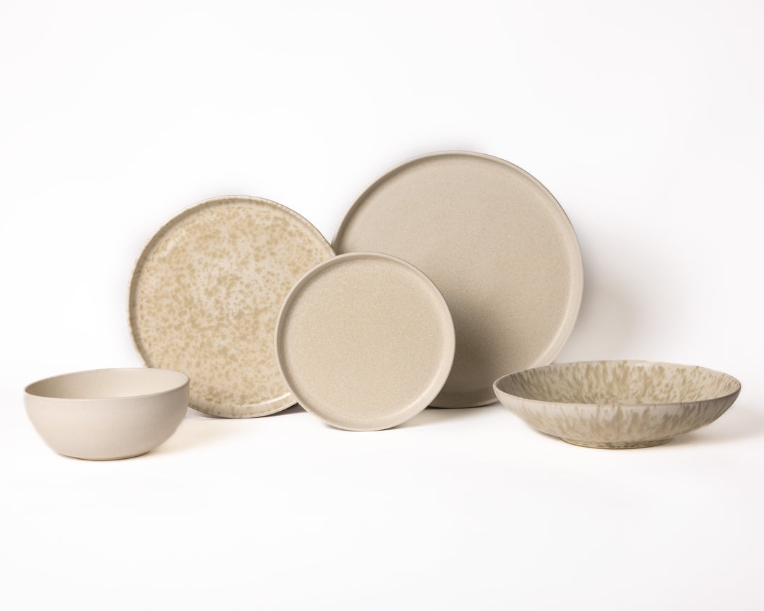 Japandi servies van Mimo Homeware in wit, crème en beige.