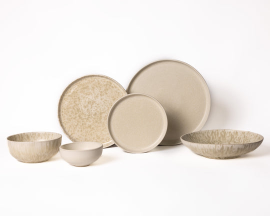 Serviesset beige met wit van Mimo Homeware in de kleuren Dreamy Ivory en Limestone Valley.