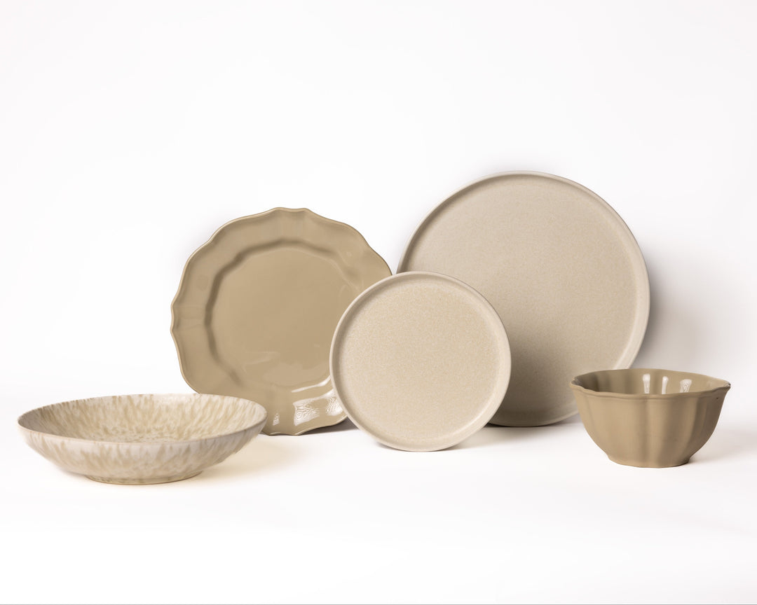 Gemengde serviesset van Mimo Homeware in Japandi stijl, elegant servies in wit, crème en beige met olijfgroen.