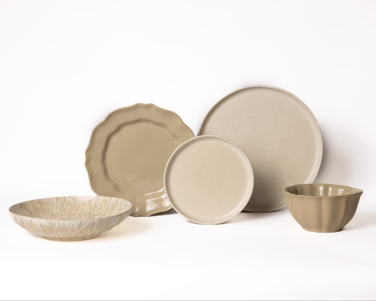 Gemengde serviesset van Mimo Homeware in Japandi stijl, elegant servies in wit, crème en beige met olijfgroen.