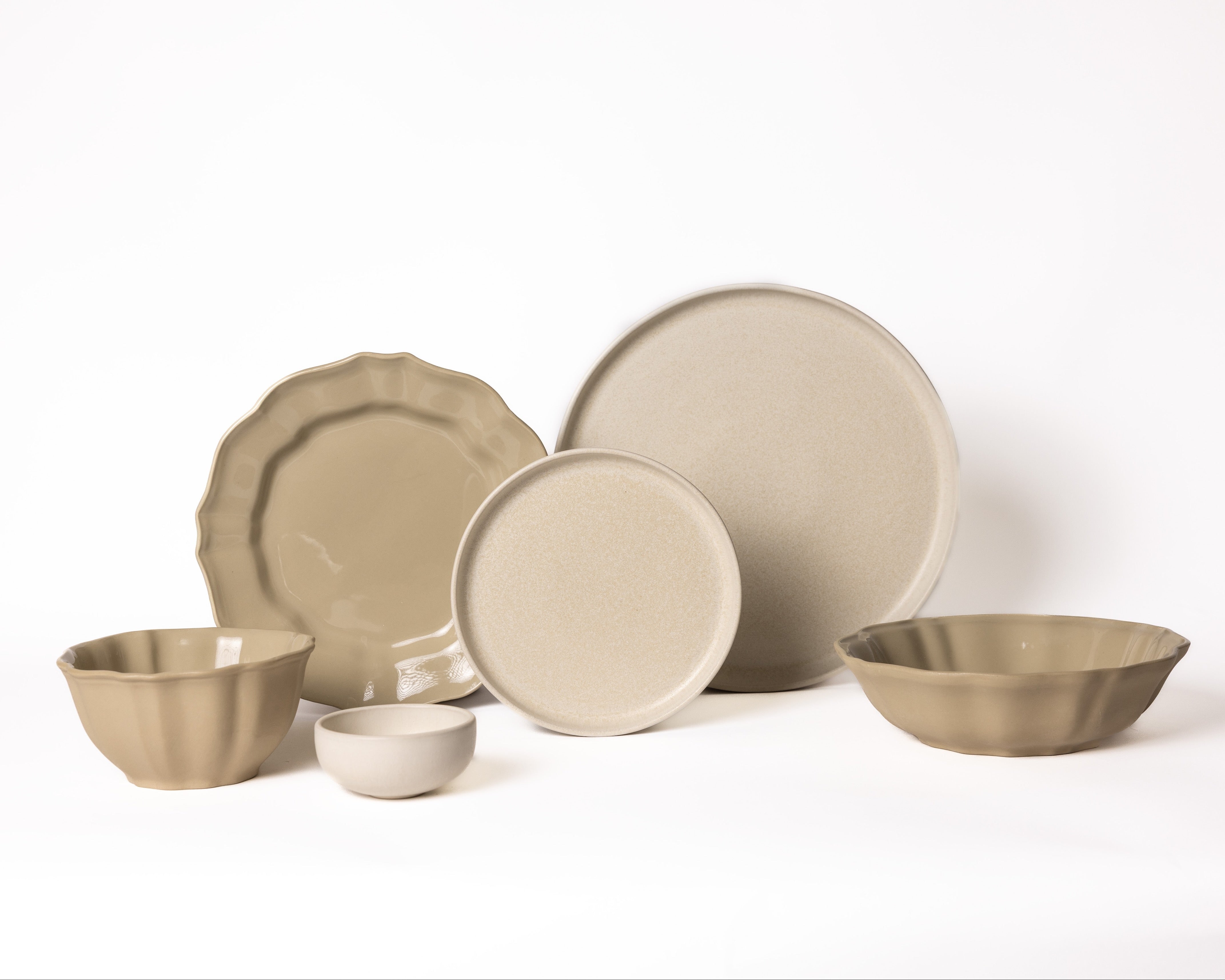 Gemengde serviesset in klassieke en moderne stijl van Mimo Homeware. Franse  borden met Japandi borden en kommen.