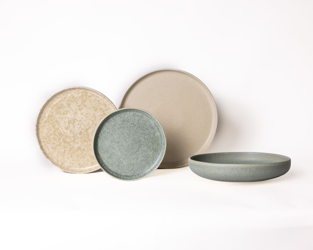 4-delige Mimo Homeware serviesset met Limestone Valley, Ocean Breeze, en Dreamy Ivory. Minimalistisch blauwgroen servies in natuurlijke kleuren.