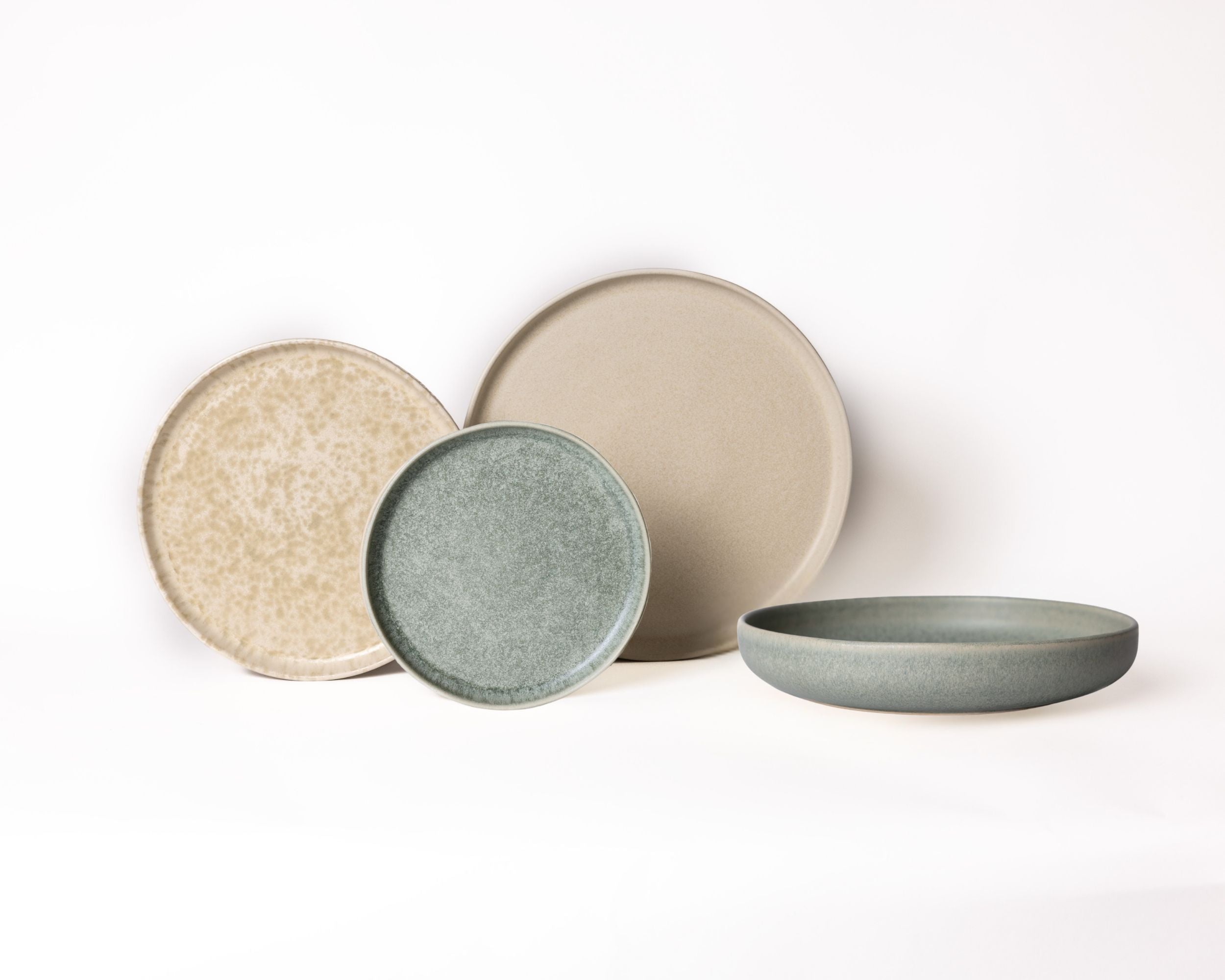 4-delige Mimo Homeware serviesset met Limestone Valley, Ocean Breeze, en Dreamy Ivory. Minimalistisch blauwgroen servies in natuurlijke kleuren.
