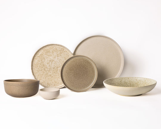Bruin met witte serviesset van Mimo Homeware. Beige Japandi servies ambachtelijk gemaakt in Portugal.