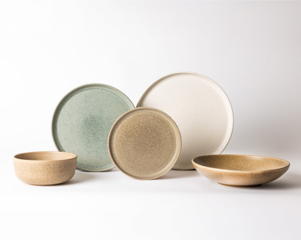 5-delig serviesset van Mimo Homeware met de kleuren blauwgroen, bruin en wit voor een rustgevende en minimalistische uitstraling.