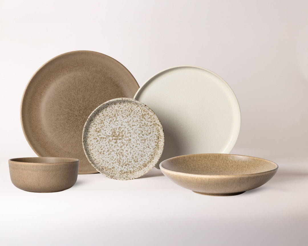 Bruin met wit en beige serviesset van Mimo Homeware. Servies in zandkleur met natuurlijke tinten.