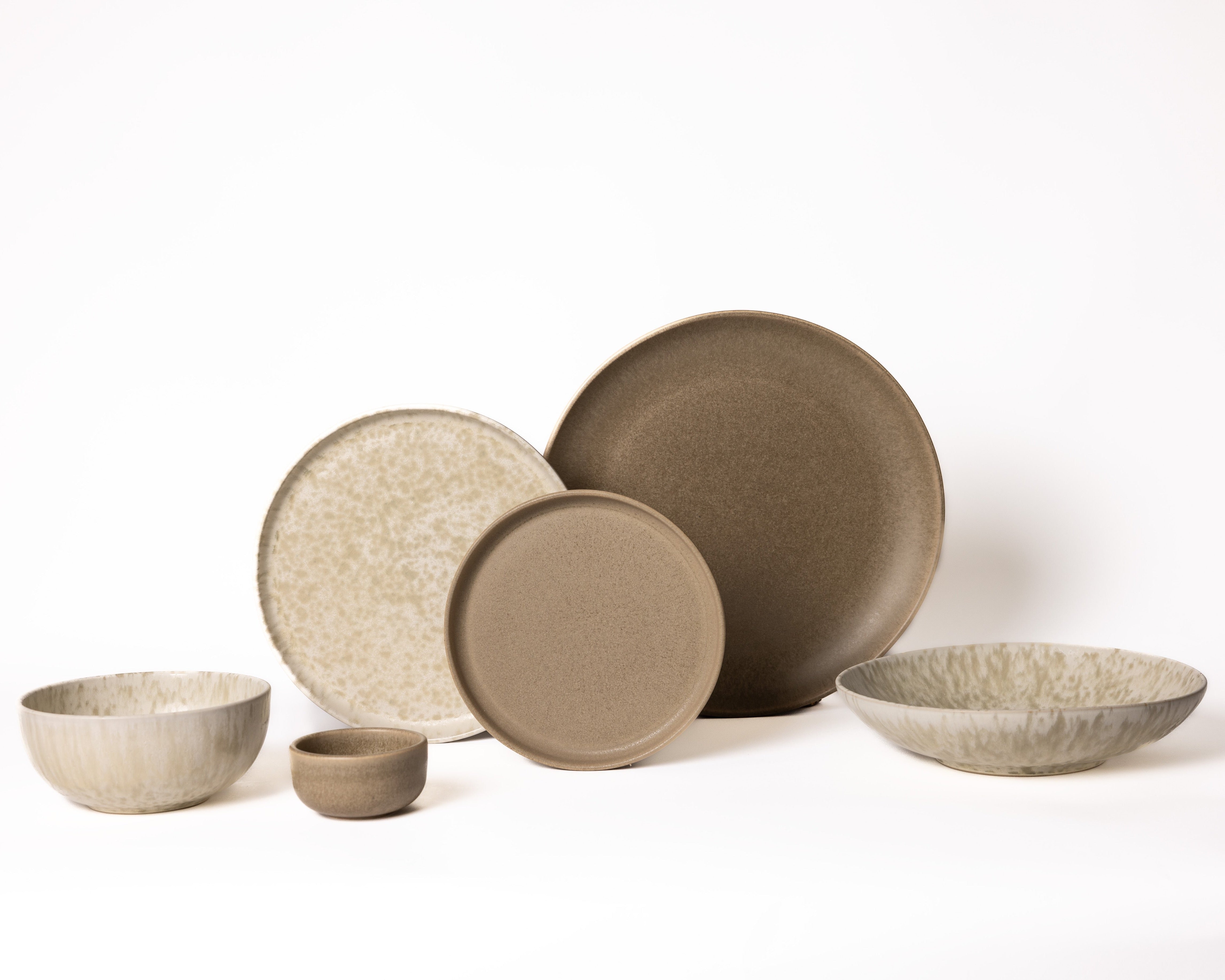 Bruin met beige serviesset van Mimo Homeware, Japandi servies gemaakt in Portugal.