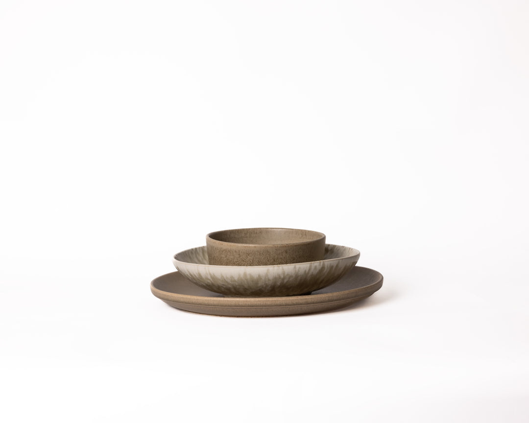 Serviesset in bruin en beige, servies van Mimo Homeware in natuurlijke kleuren en materialen.