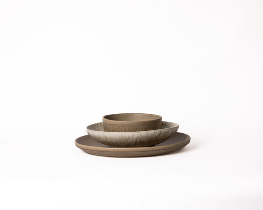 Serviesset in bruin en beige, servies van Mimo Homeware in natuurlijke kleuren en materialen.