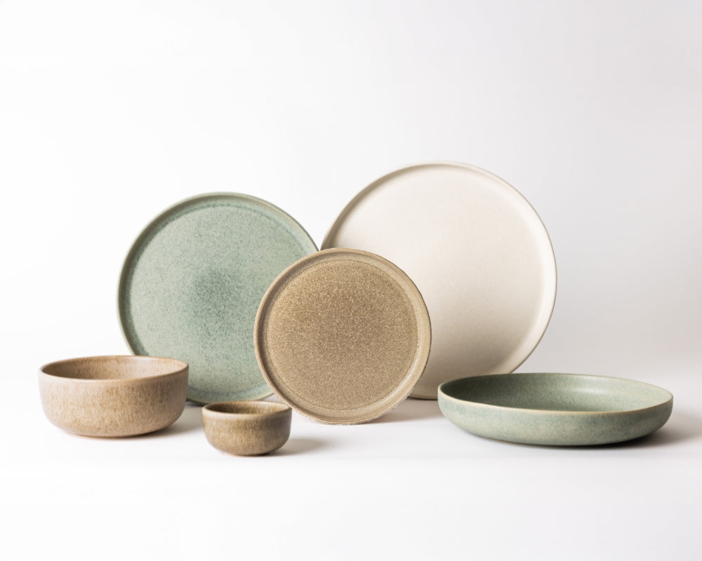 Bruin met groene serviesset van Mimo Homeware. Minimalistisch servies in natuurlijke kleuren en materialen.