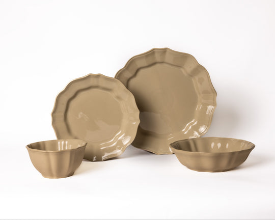 Elegante serviesset in klassieke Franse stijl gecombineerd met moderne kleuren van Mimo Homeware.