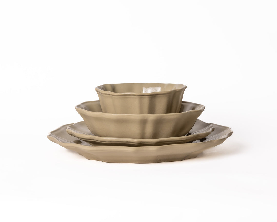 Serviesset van Mimo Homeware in olijfgroen met beige ondertonen, in romantische stijl.
