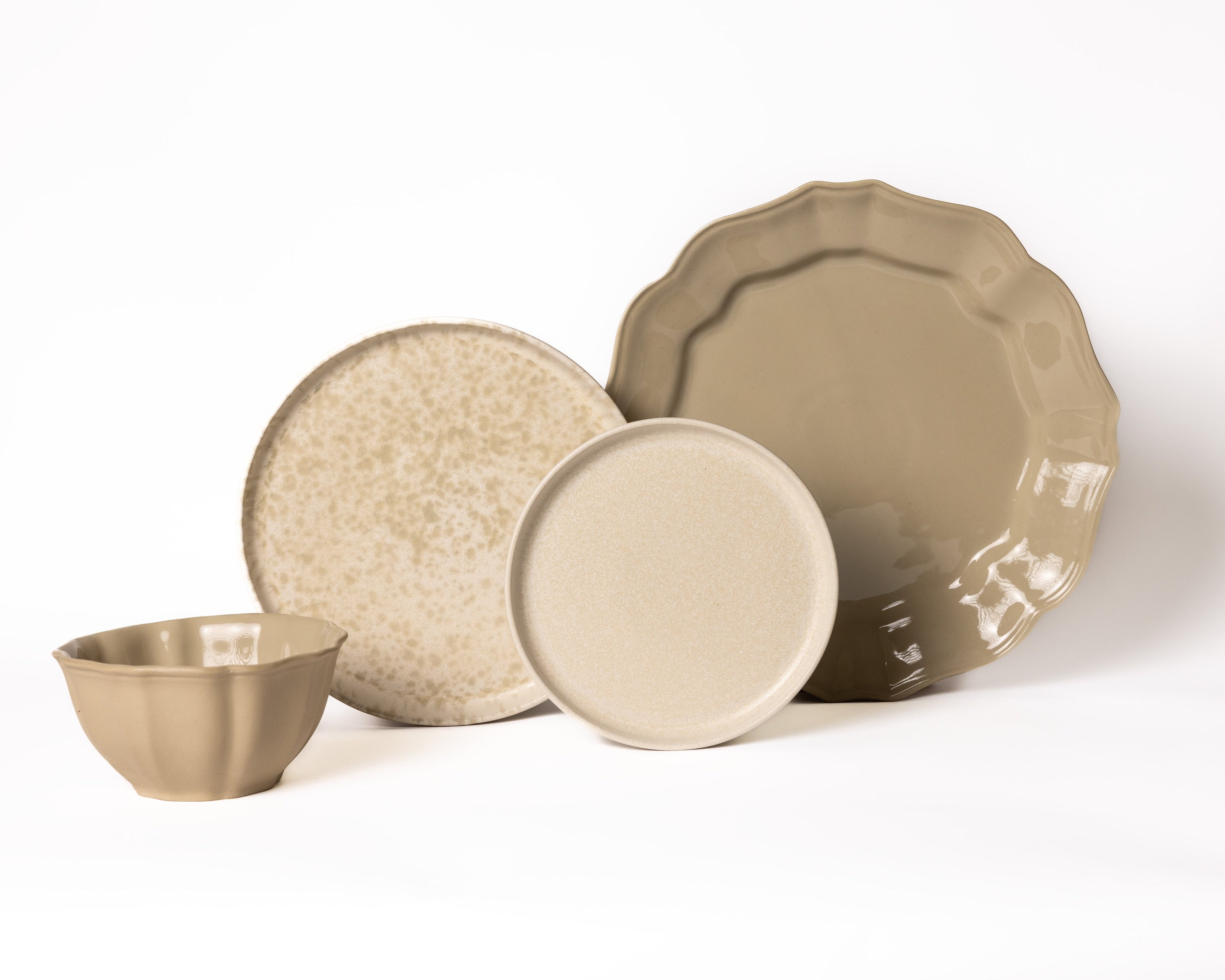 Gemengde serviesset van Mimo Homeware in olijfgroen, beige en wit. Elegant en modern servies.