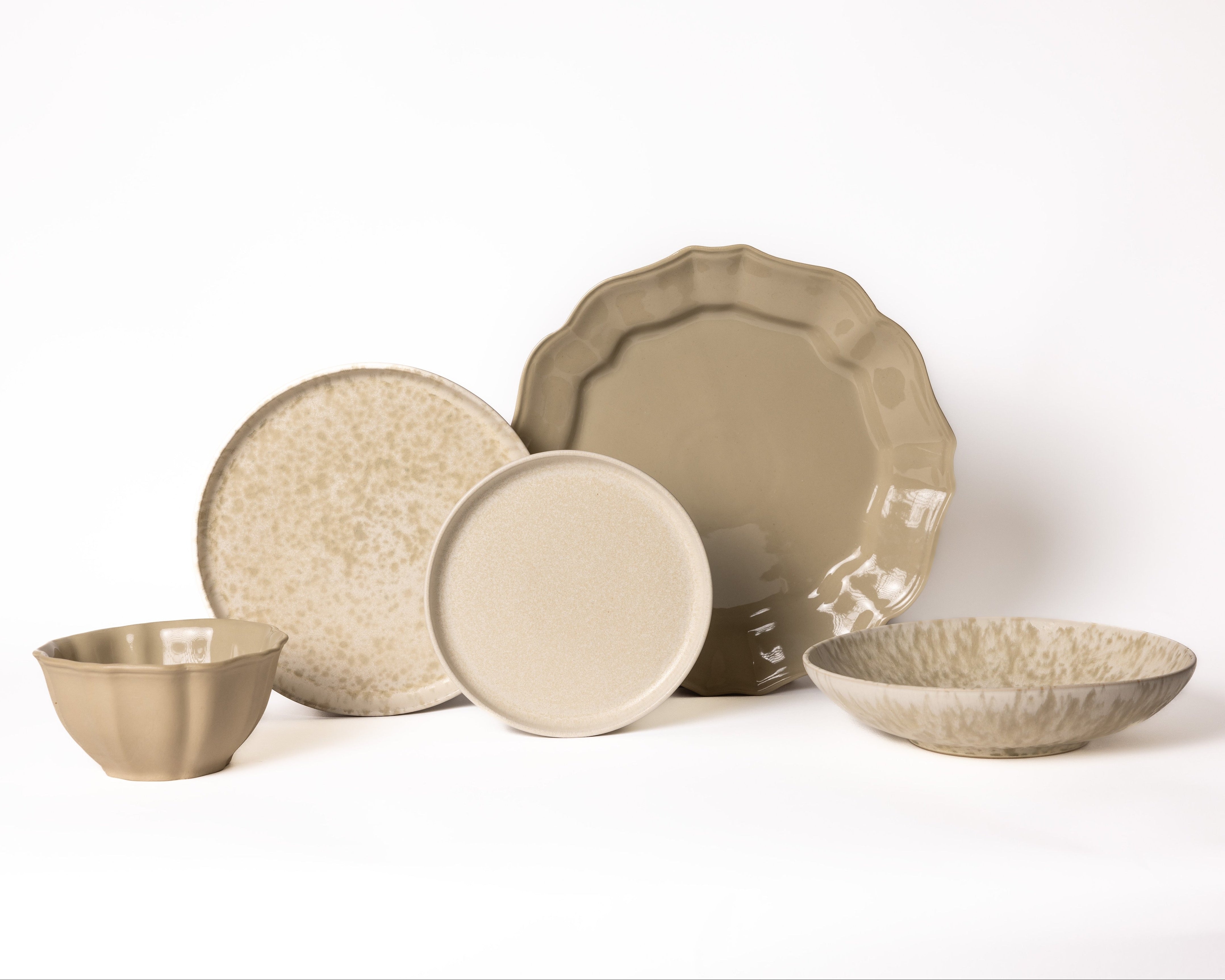 Beige met wit en olijfgroen servies van Mimo Homeware in klassieke Franse stijl met Japandi stijl.