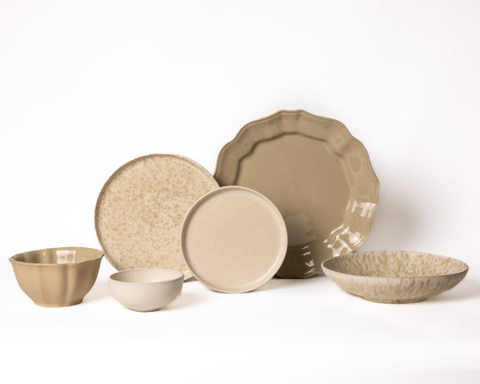 Japandi serviesset van Mimo Homeware in de kleuren wit, crème, beige en olijfgroen.