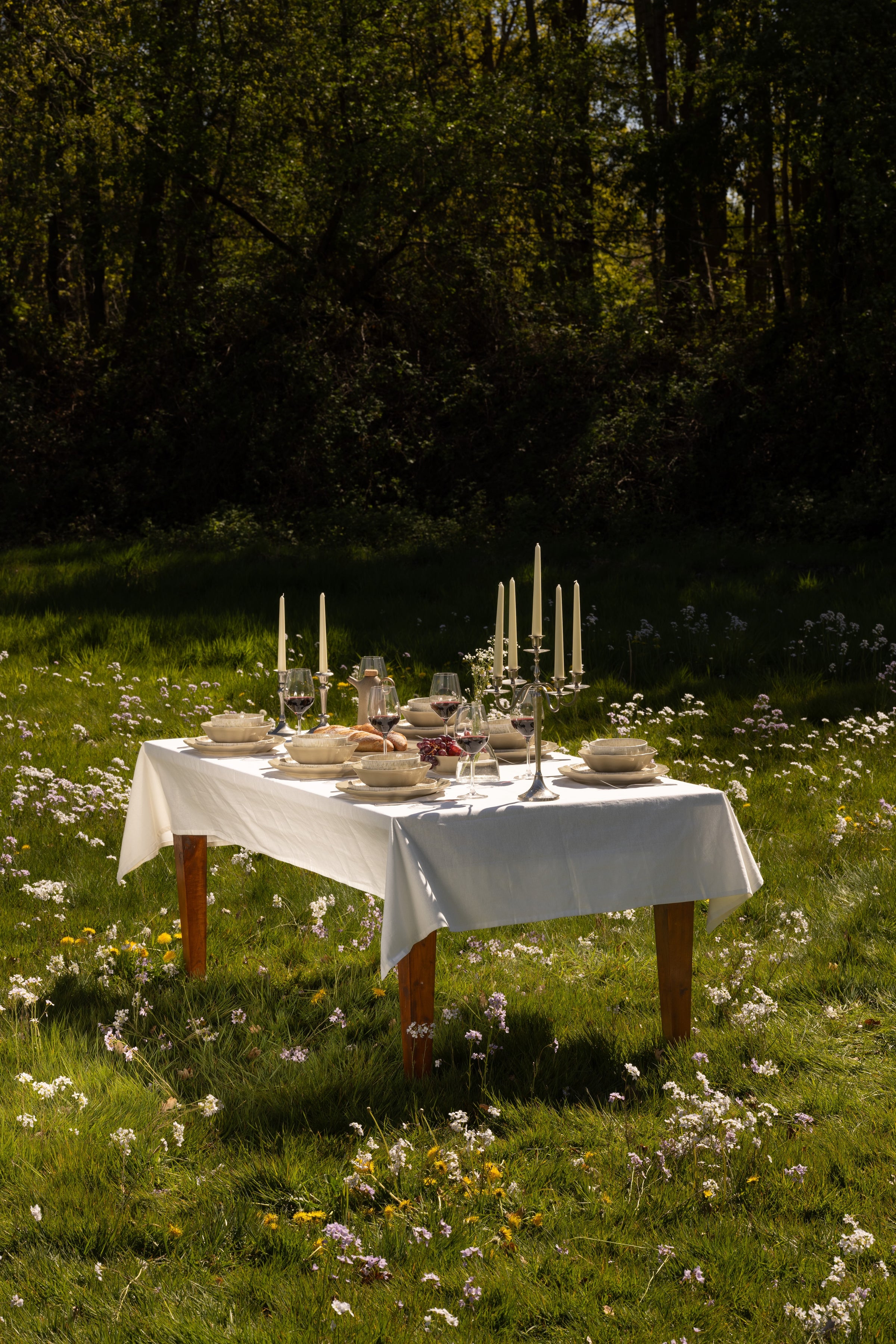 Zomerse gedekte tafel met servies van Mimo Homeware. Modern, klassiek, tijdloos servies voor buiten en binnen.