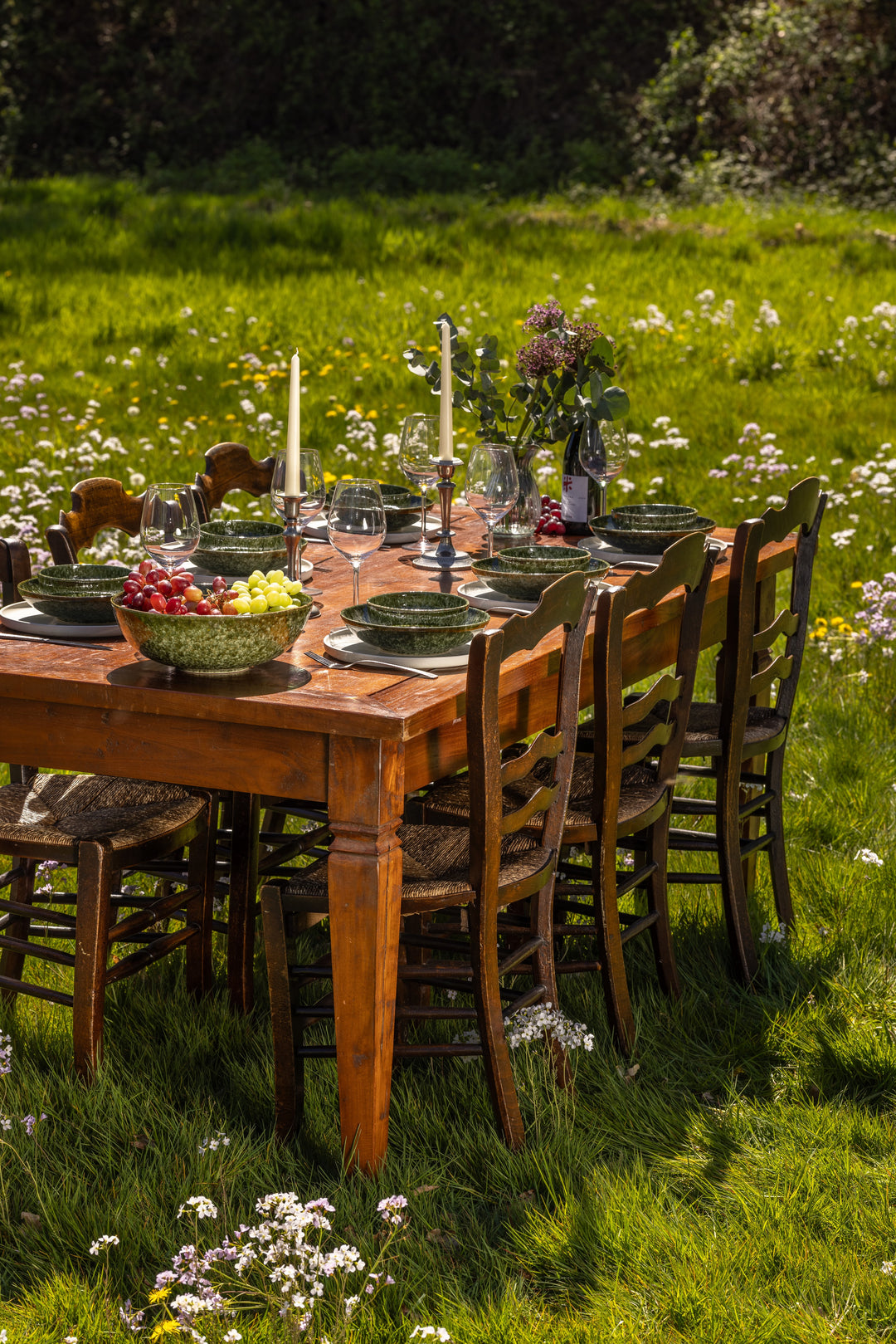 Zomerse gedekte tafel met groen servies en grote serveerschaal van Mimo Homeware.
