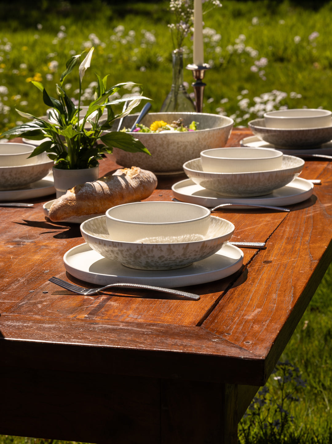 Gedekte tafel met keramieken serviesset en serveerschaal van Mimo Homeware in zomerse Japandi stijl met wit en beige.