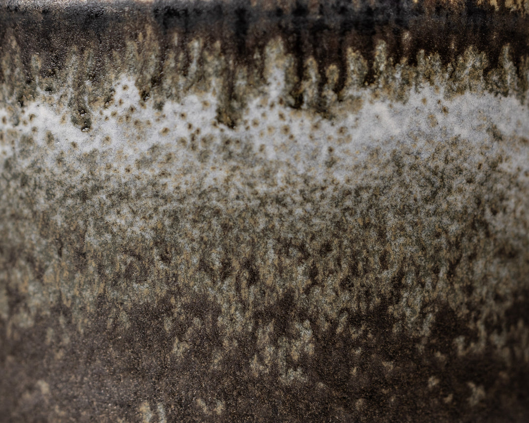 Gedetailleerde textuur van Mimo Homeware Brewing Storm koffiekopje in zwart, grijs, bruin en wit.