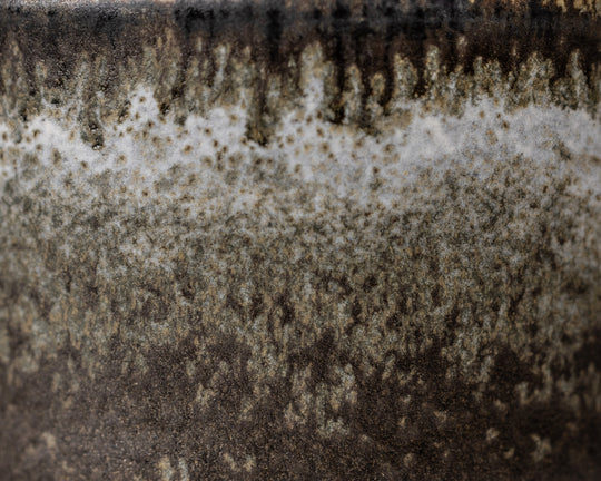 Gedetailleerde textuur van Mimo Homeware Brewing Storm koffiekopje in zwart, grijs, bruin en wit.
