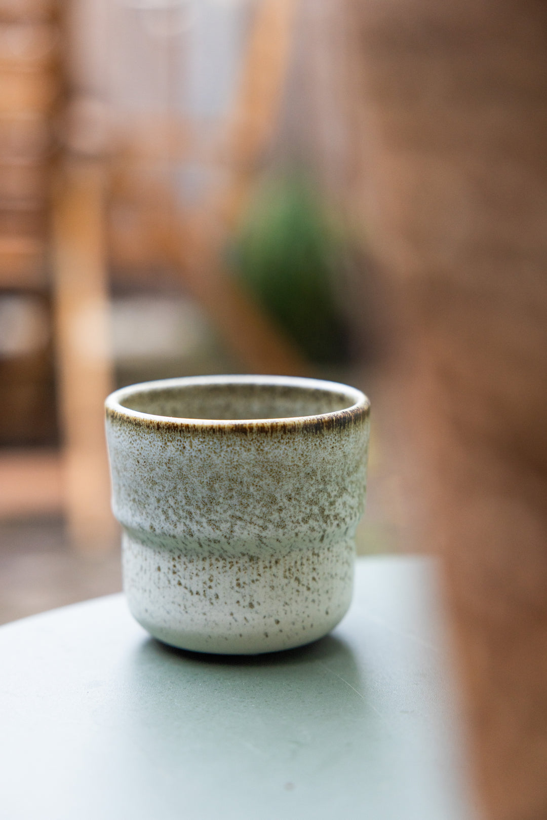 Bruin-wit keramisch koffiekopje Broken Shells van Mimo Homeware Amsterdam in minimalistische stijl.