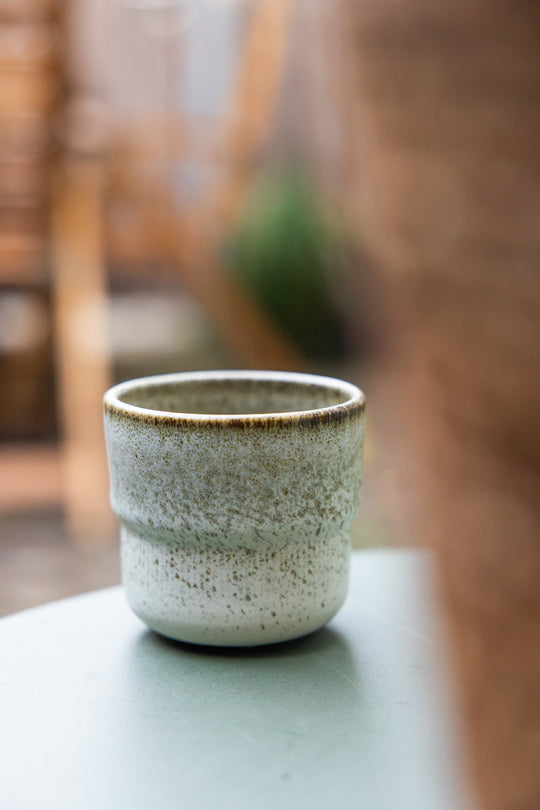 Bruin-wit keramisch koffiekopje Broken Shells van Mimo Homeware Amsterdam in minimalistische stijl.