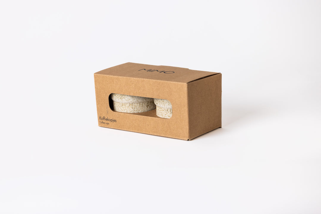Minimalistische Japandi koffiemokjes in bruin en wit zonder oor van Mimo Homeware. Set van 2 kopjes verpakt in doosje om cadeau te geven.
