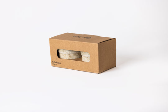 Minimalistische Japandi koffiemokjes in bruin en wit zonder oor van Mimo Homeware. Set van 2 kopjes verpakt in doosje om cadeau te geven.