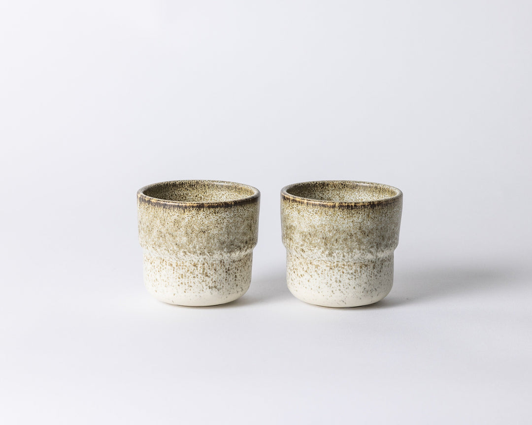 Mimo koffiemok Broken Shells in natuurlijke bruine en witte tinten, perfect voor Japandi interieurs.