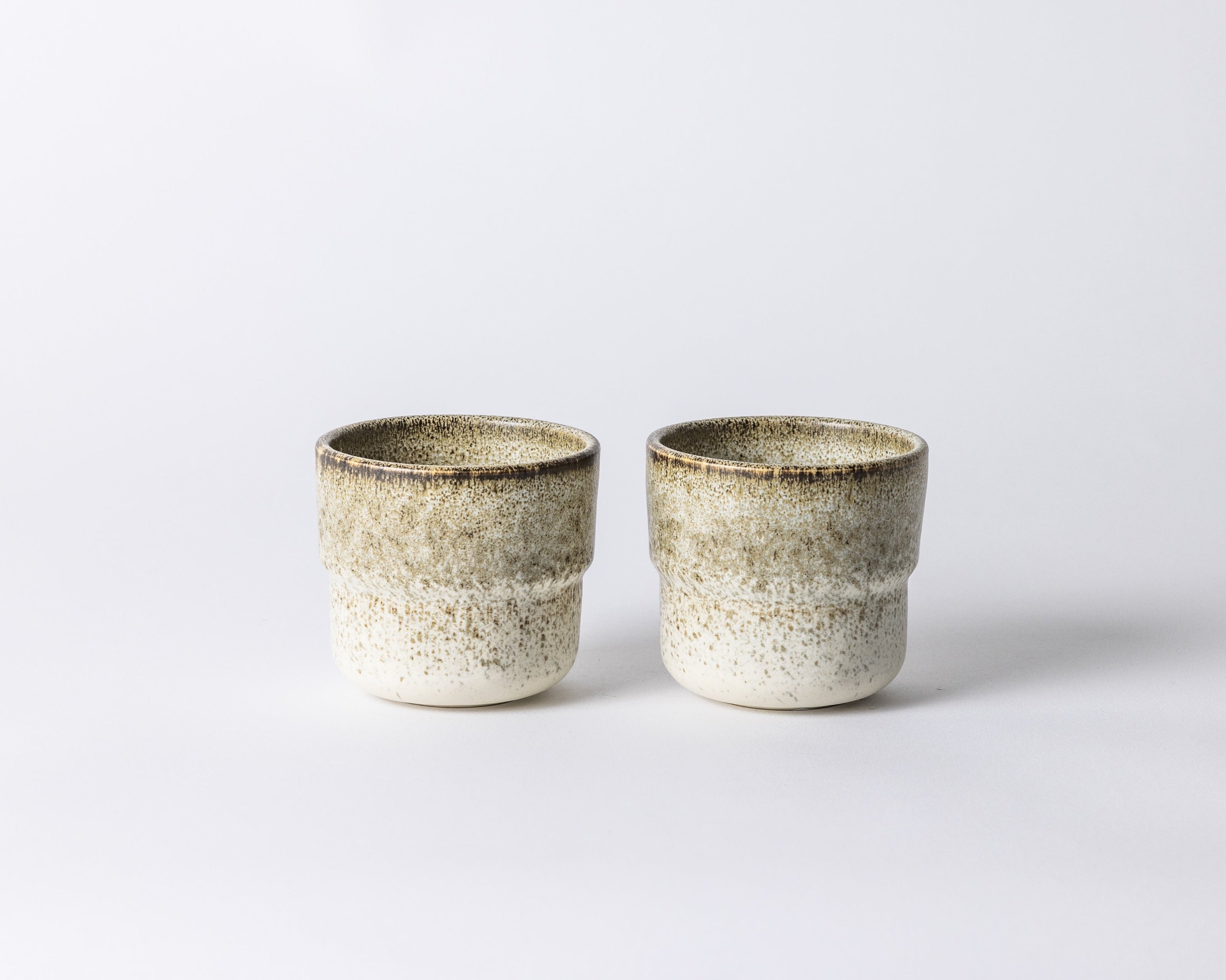 Mimo koffiemok Broken Shells in natuurlijke bruine en witte tinten, perfect voor Japandi interieurs.