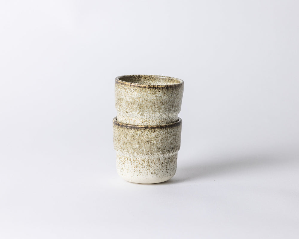 Stapelbaar keramiek koffiekopje Broken Shells van Mimo, ideaal voor koffie of cappuccino.