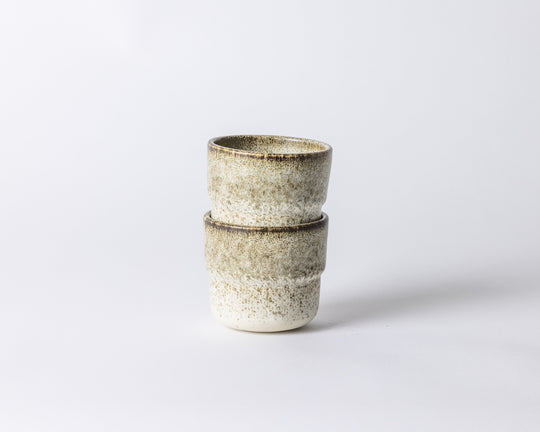 Stapelbaar keramiek koffiekopje Broken Shells van Mimo, ideaal voor koffie of cappuccino.