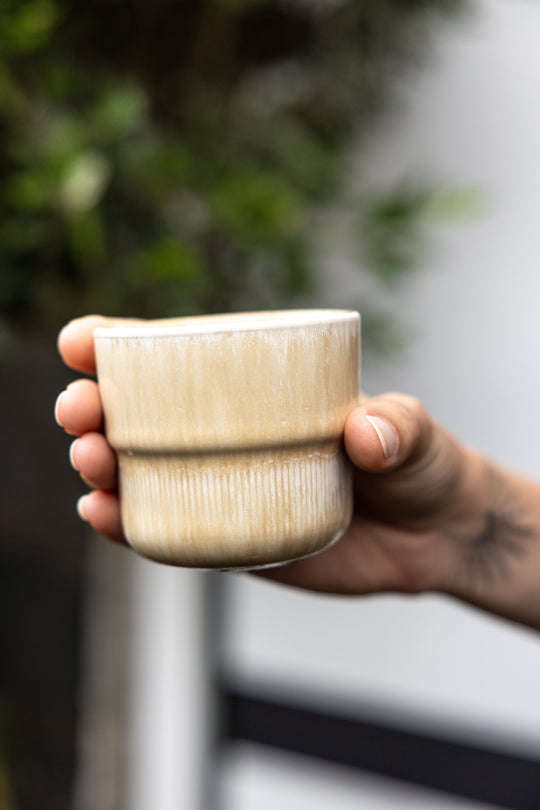 Tijdloos zandkleurig koffiekopje zonder oor van Mimo Homeware Amsterdam.