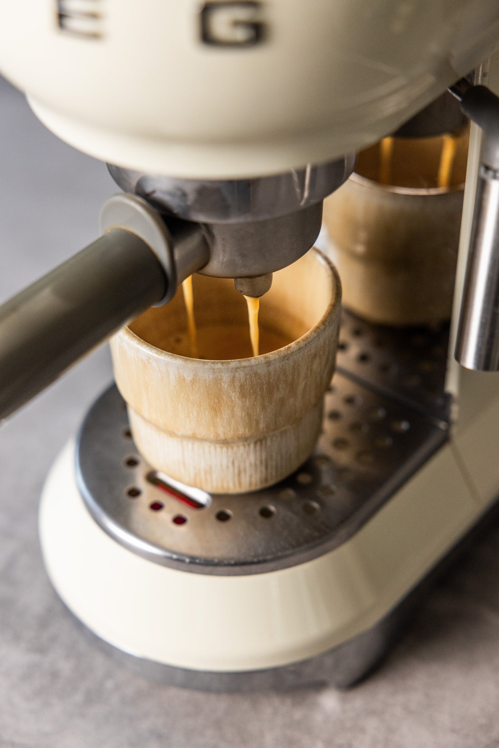 Keramiek koffiekopje Coral Clay, ideaal voor koffie of cappuccino in een clean interieur.