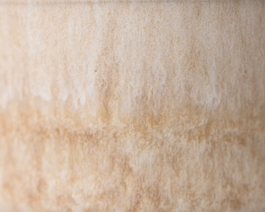 Gedetailleerde textuur van Mimo Homeware Coral Clay koffiekopje in beige en roze tinten.