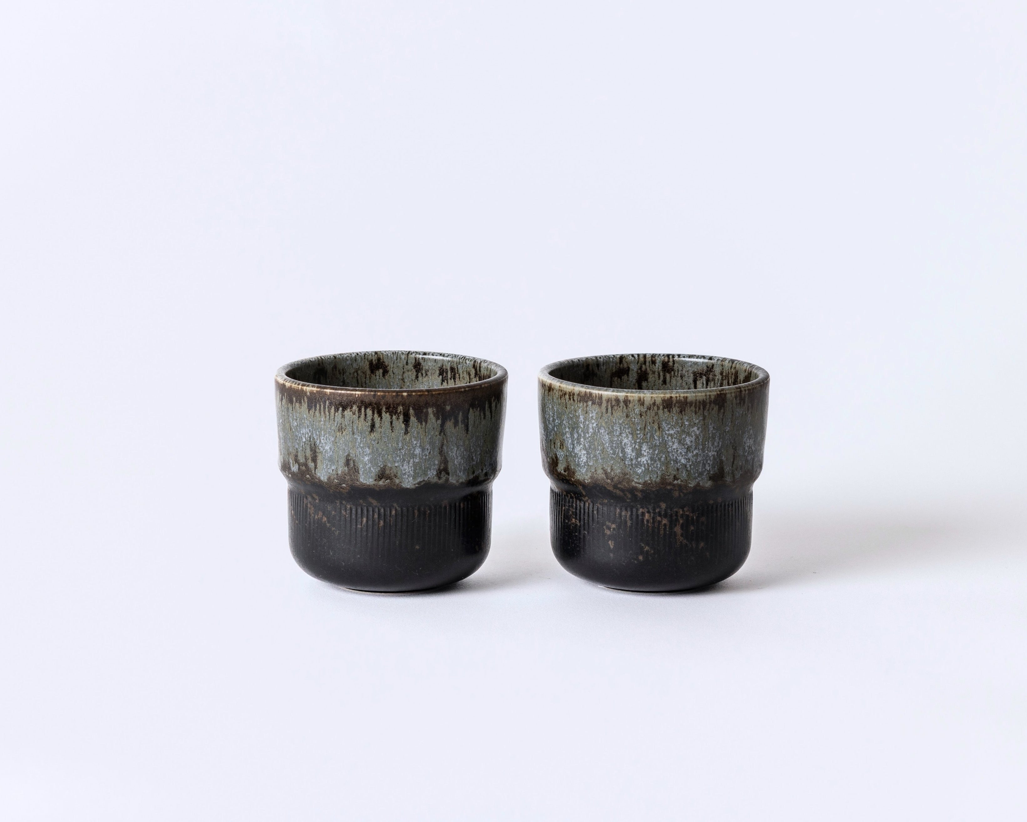 Zwart-grijs keramisch koffiekopje Brewing Storm van Mimo Homeware, strak en minimalistisch.