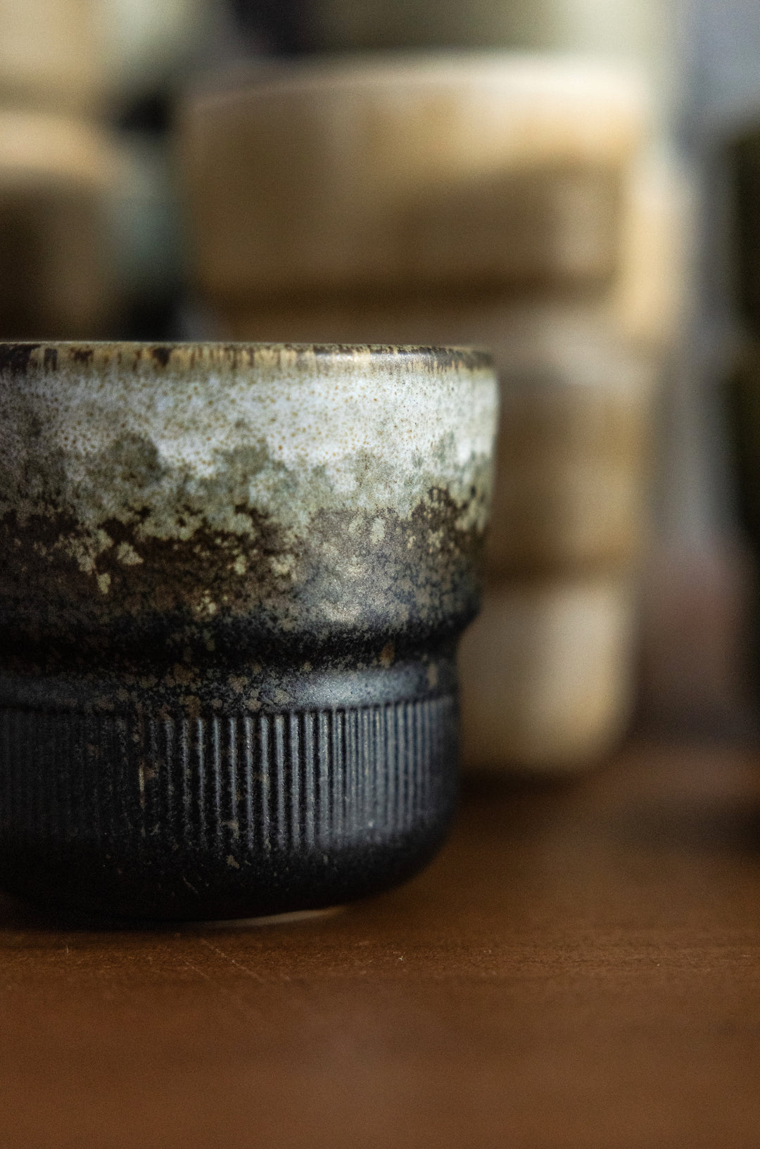 Mooie koffiekop zonder oor in zwart-grijs, Japandi design van Mimo Homeware Amsterdam.