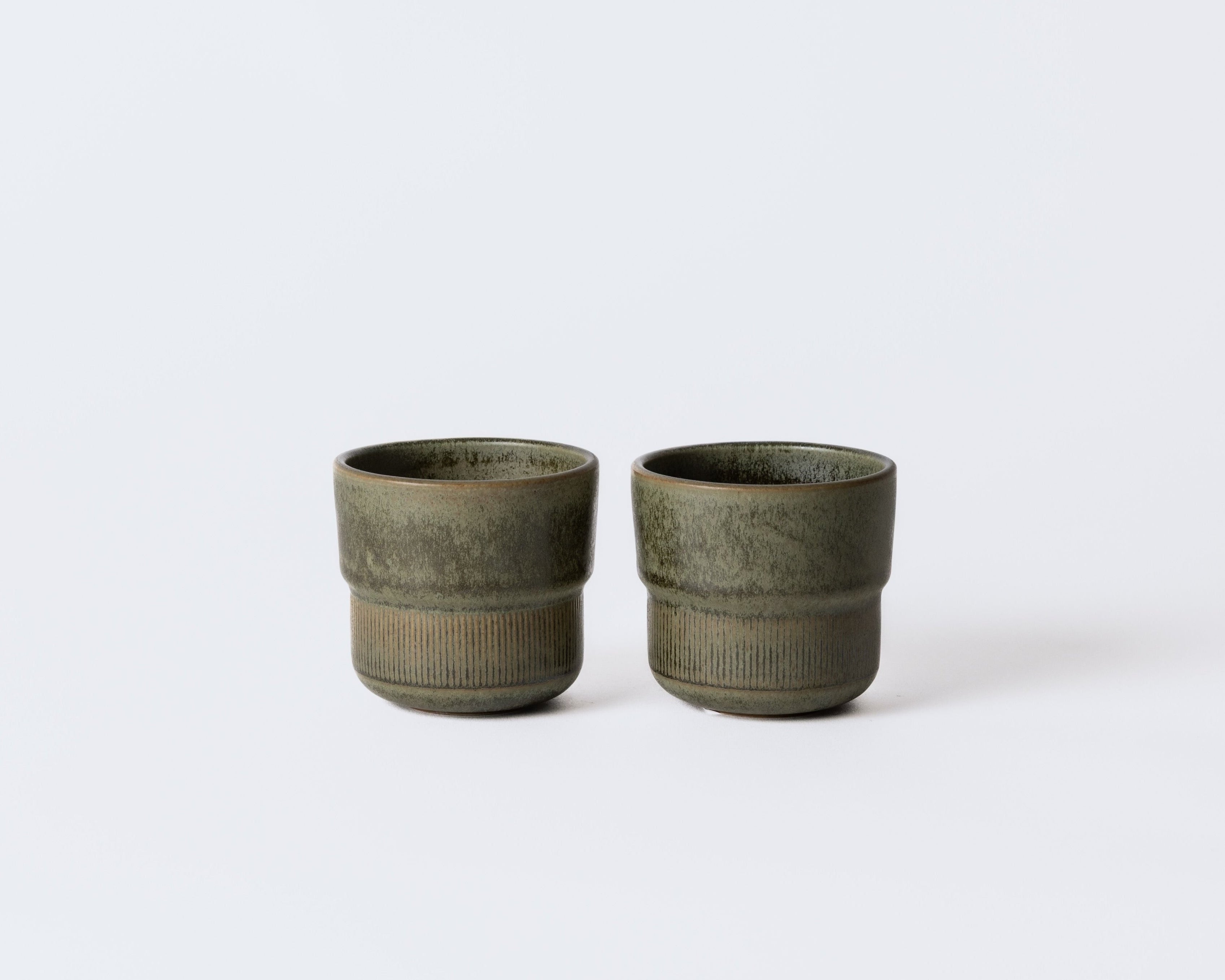 Bosgroen keramisch koffiekopje Deep Moss van Mimo Homeware, natuurlijke en rustgevende uitstraling.