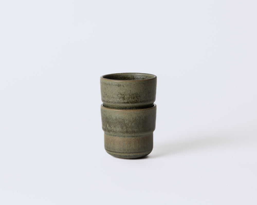 Stapelbaar keramiek koffiemok Deep Moss in tijdloos Japandi design van Mimo Amsterdam.