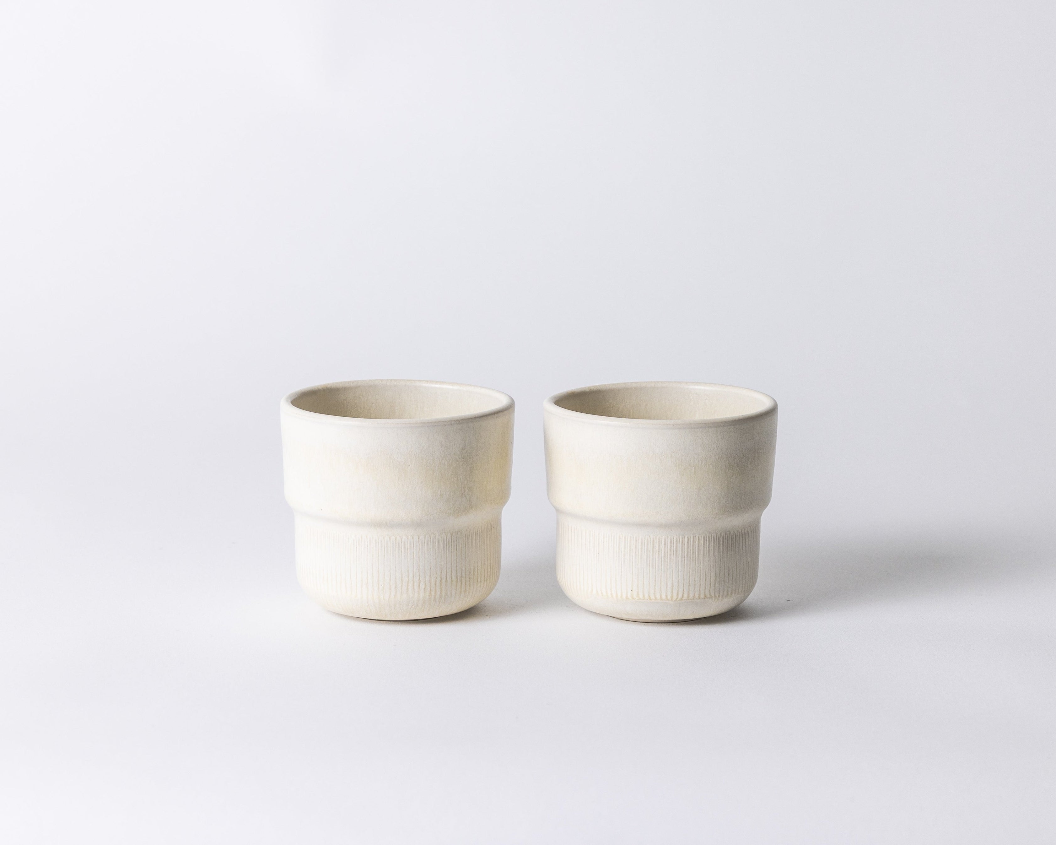 Crème wit keramisch koffiekopje Dreamy Ivory van Mimo Homeware Amsterdam, zacht en tijdloos.